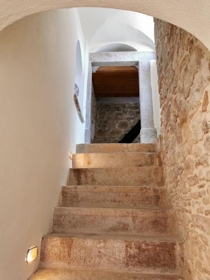 Yi Artistry 1-Bedroom Medieval Holiday House Kalamoti Esterno foto