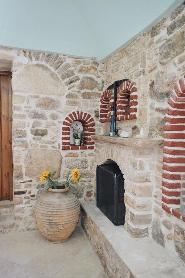 Yi Artistry 1-Bedroom Medieval Holiday House Kalamoti Esterno foto
