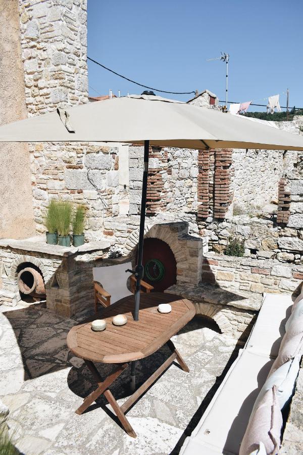 Yi Artistry 1-Bedroom Medieval Holiday House Kalamoti Esterno foto