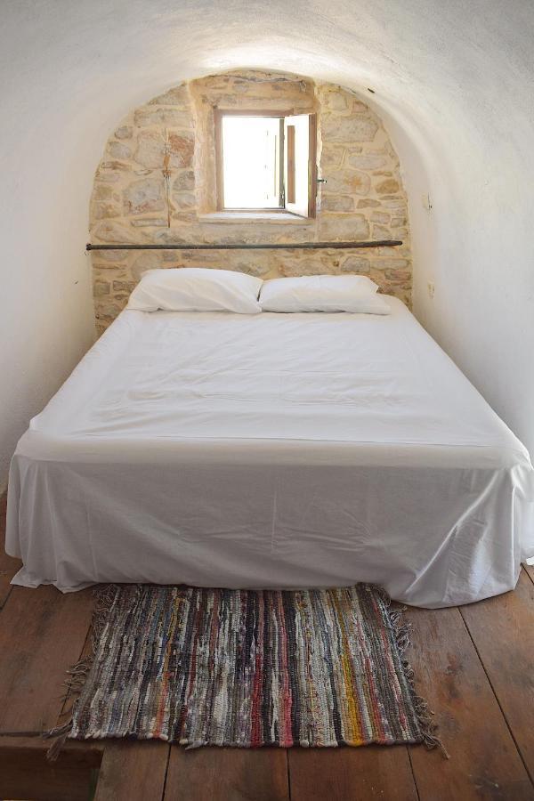 Yi Artistry 1-Bedroom Medieval Holiday House Kalamoti Esterno foto